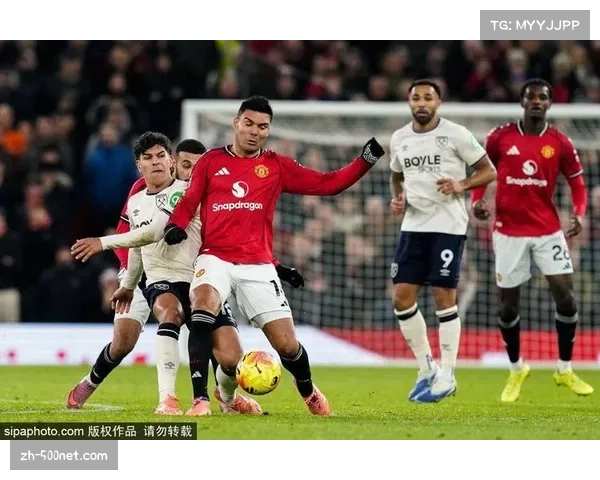 卡塞米罗攻防转换枢纽作用明显 进球后手指队徽回应球迷呼声